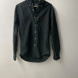 Ralph Lauren skjorta  - Tja! Säljer denna Ralph Laurent skjorta för endast 499kr och jag kan såklart gå ner i pris! Den är i fint skick och i storlek M