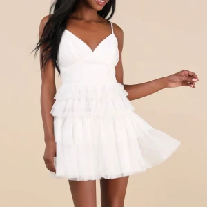 Vit klänning från Lulus  - Helt ny vit klänning från lulus strl S (passar även xs)💗endast provad, säljs då den var för kort på mig som är 173!