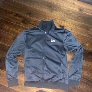 EA7 Emporio Armani Kofta - Perfekt för sommarkvällarna som är runt hörnet