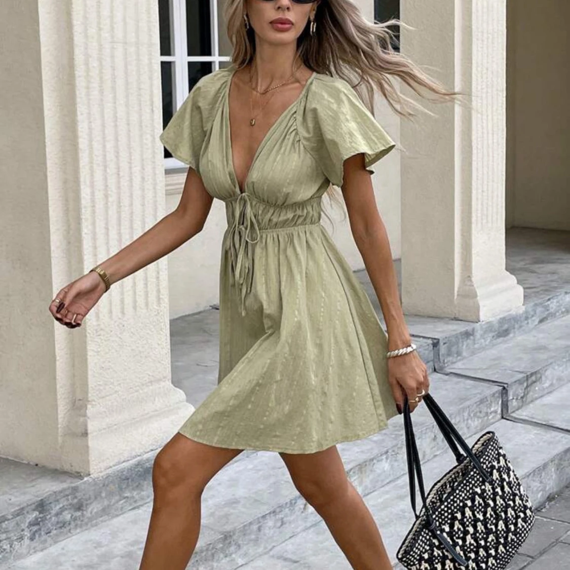 Ljusgrön kortklänning med v-ringning och knyt