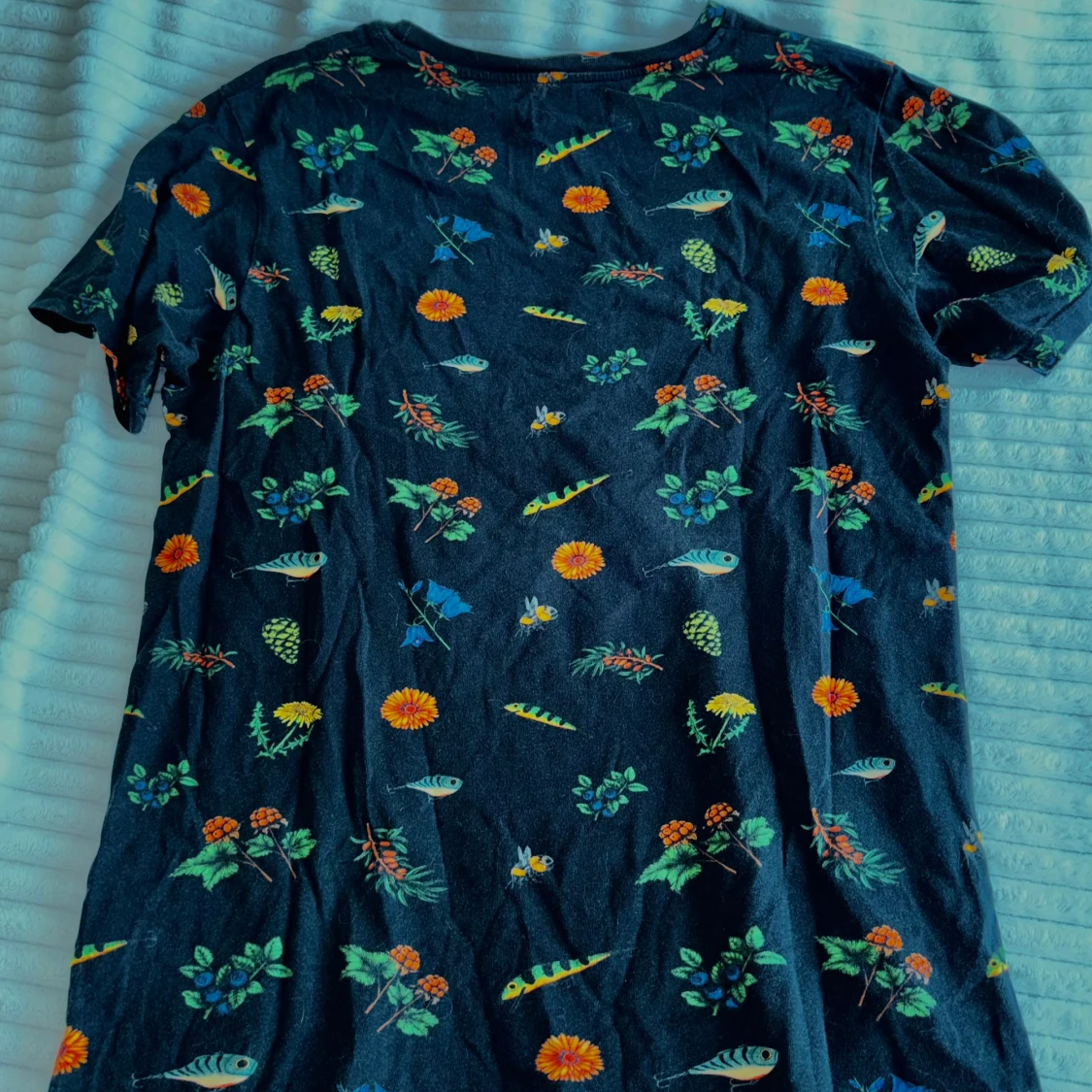 Svart t-shirt med blommigt och fiskmönster från Sqrtn Company - 1