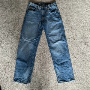 Blå jeansbyxor från L.A. Jeans - Klassiska blå jeansbyxor från kapphal med raka ben och femficksmodell. Byxorna har normal passform och stängs med dragkedja och knapp. Perfekta till vardags för en avslappnad stil.