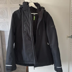 Svart tunnare täckjacka  - En tunnare täckjacka från lager157.