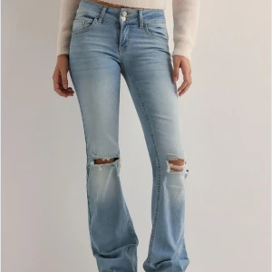 Nelly jeans med hål - Inga defekter på dom 💕 säljer för jag vill köpa andra liknande.
