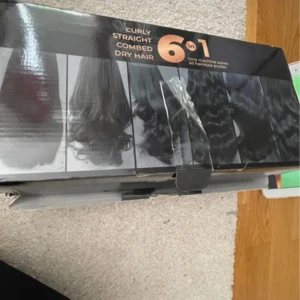 6-i-1 stylingverktyg för hår - Multifunktionellt 6-i-1 stylingverktyg för hår med flera utbytbara borst- och kamhuvuden. Passar för att skapa lockigt, rakt, fönat och volymgivande hår. Svart design med detaljer i roséguld. Elektrisk med sladd och EU-kontakt. Vet ej vart den e från då ja fick den i julklapp.