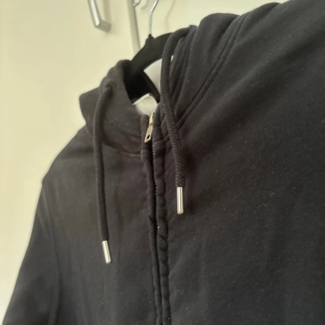 Svart hoodie med dragkedja från Solid - 2