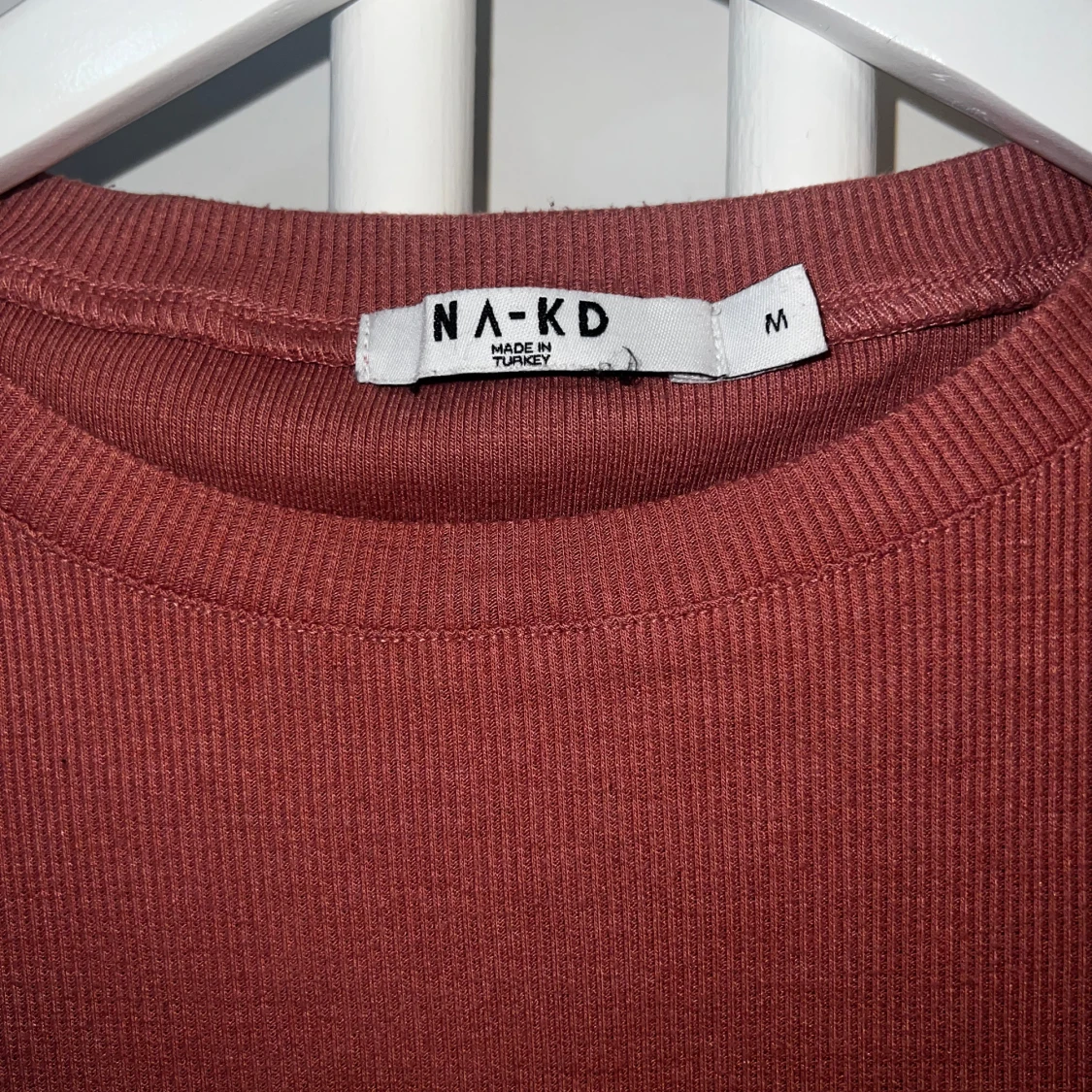 Rostfärgad ribbad topp från NA-KD - 2