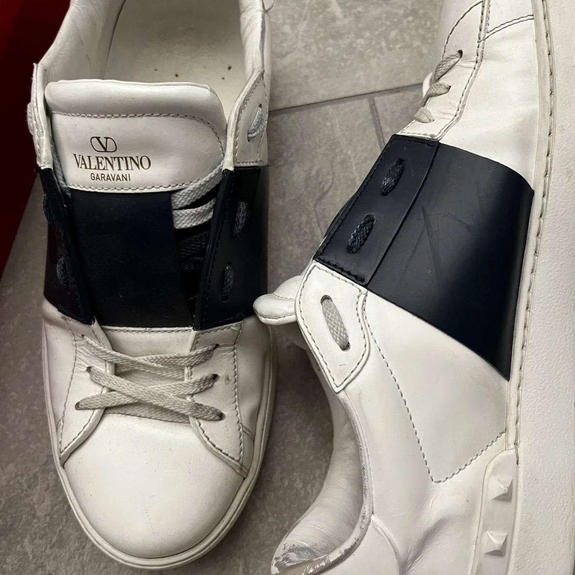 Valentino Garavani sneakers med mörkblå detalj - 1
