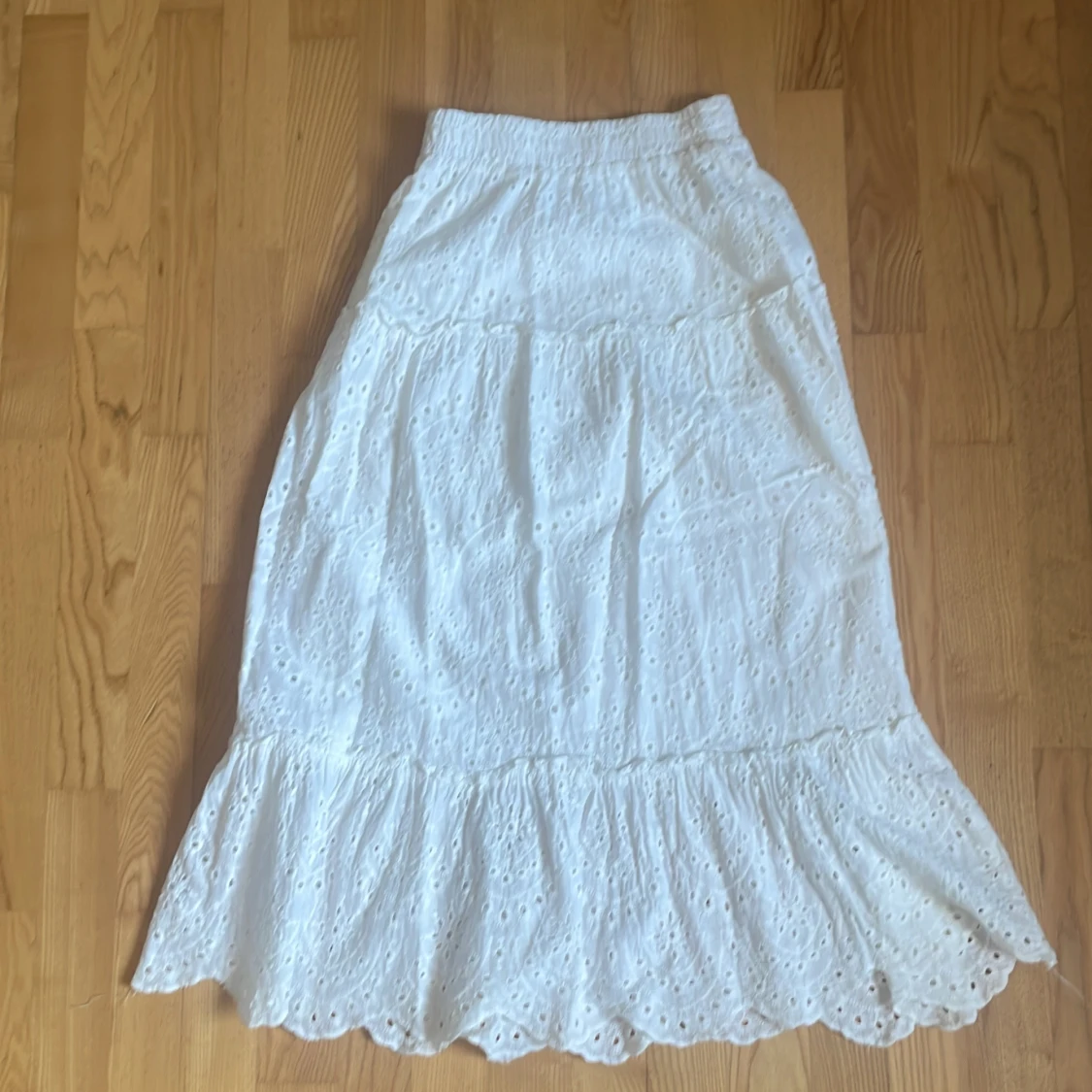 Vit långkjol med broderade detaljer