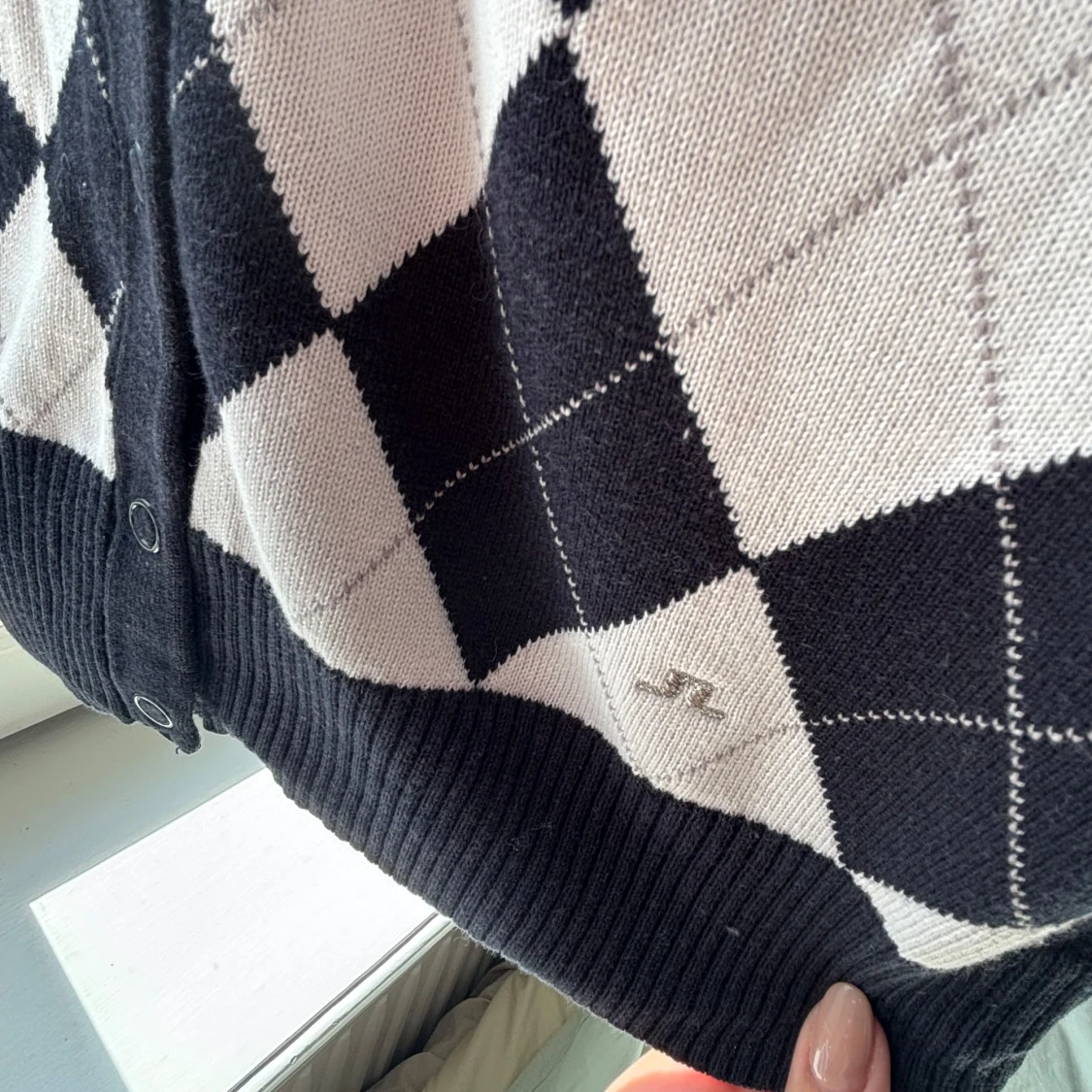 Svart och vit argyle-mönstrad kofta från J.Lindeberg - 2