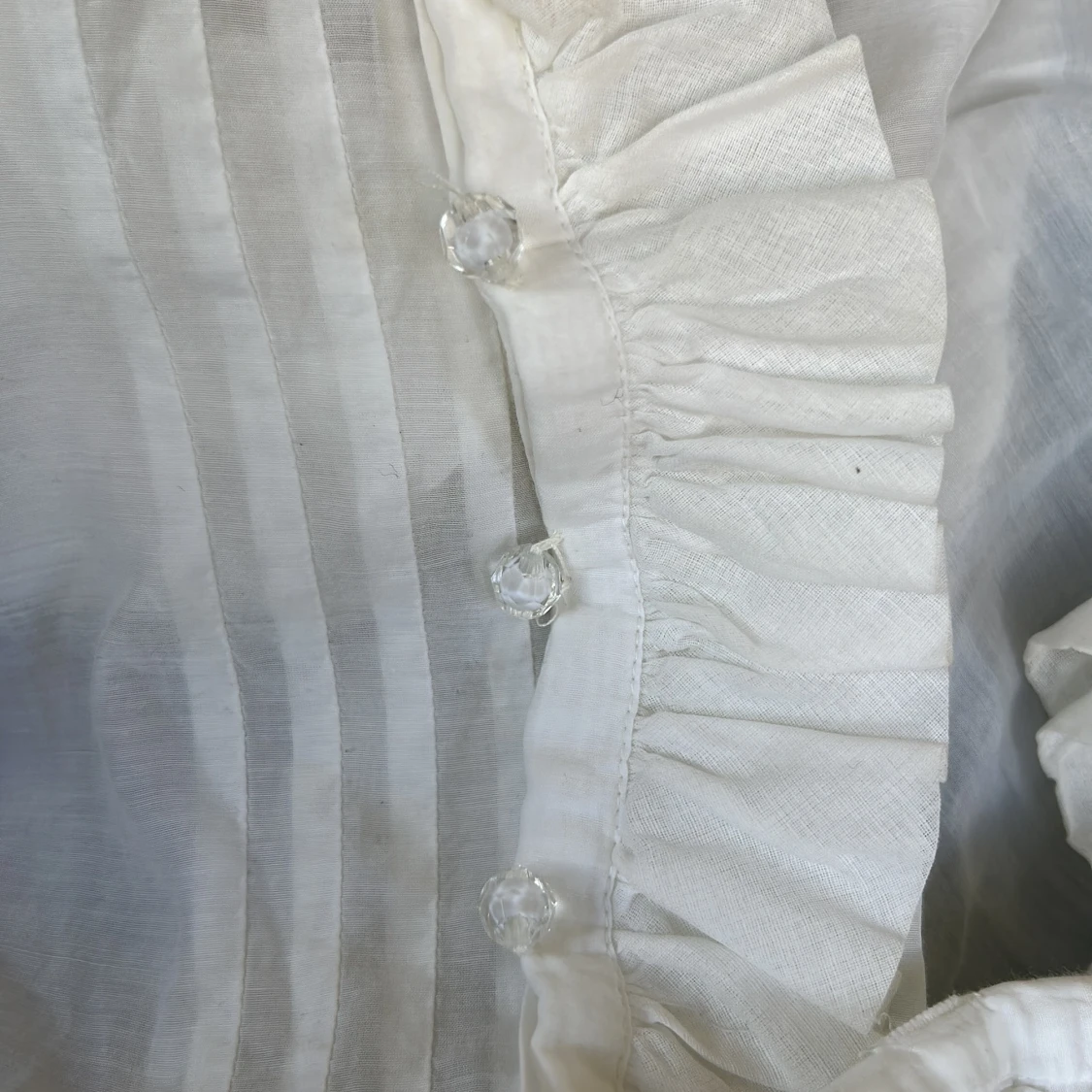 Vit blus med volang från By Malene Birger - 3