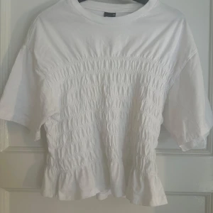 Vit smockad topp med volang från Gina Tricot - Smockad tröja från Gina i stl M, använd 1 gång, skriv om du undrar något 💗(nypris 279kr)