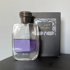 Rasasi hawas 50/100 ml kvar  - Hawas For Him från Rasasi är en parfym med lila vätska i en stilren, transparent glasflaska med silverfärgad kork. Doften är Eau de Parfum och levereras i en svart kartong med ormskinnsmönstrad detalj. Perfekt för dig som gillar unika och fräscha dofter.