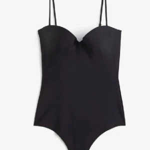 Populära bodyn från hm - Säljer den populära bodyn från Hm i storlek 75A. Köptes för 1100kr via plick. Har vanligtvis 75b/c så om någon har den storleken och vill byta så är jag öppen för det💕