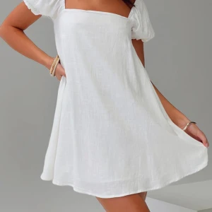 Klänning - Superfin vit kortklänning som är aldrig använd och är perfekt till studenten men går att använda vid andra tillfällen också såklart. Priset går att diskuteras vid snabb affär!