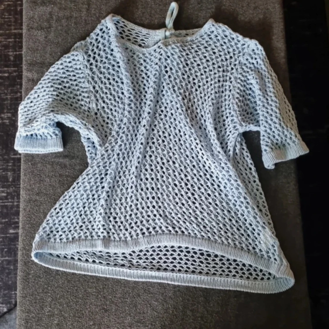 Ljusblå stickad nättröja med knyt i nacken - 3