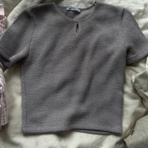 Grå kortärmad tröja från Zara  - Söt topp från Zara färgen är lite ljus lila blandad med beige och grå💕