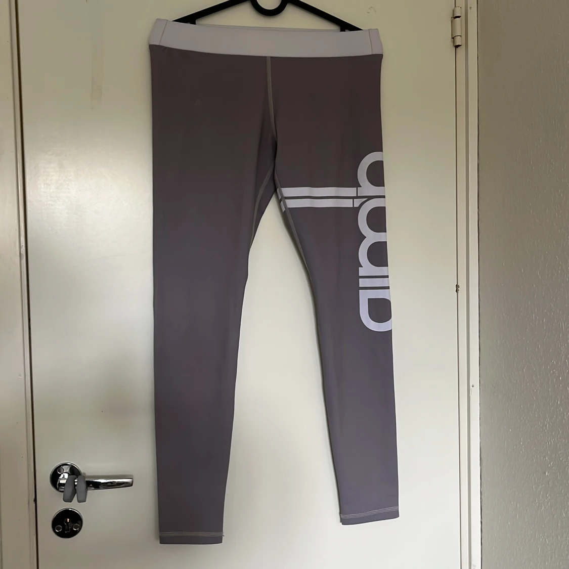 Grå träningstights från aim'n
