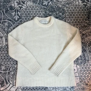 A Day’s March - Mohairblandning - Exklusiv tröja i mohairblandning i en mjuk och lyxig vit/krämfärgad ton från A Day’s March | Nypris: 2599 kr Skicket är exceptionellt fint – ett plagg som utstrålar både värme och stil, perfekt för garderoben! | Vid frågor eller funderingar finns jag i DM! 📩