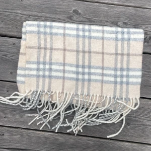 Burberry halsduk beige - En väldigt fin burberry halsduk, silkesmjuk i 100% cashmere, den har en väldigt liten reva som knappt syns och tyvärr några hål 