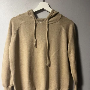 Merinoull Hoodie - Säljer en stilren merinoull hoodie från Verani clothing. Denna beige hoodie är helt ny. Storleken är M, men passar snarare S och kanske XS.