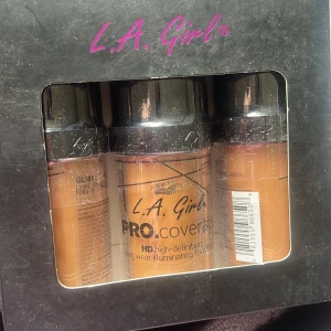 L.A. Girl PRO.coverage foundation set - Ett set med tre L.A. Girl PRO.coverage HD foundations i genomskinliga flaskor med svart lock. Ger en lystergivande finish och är perfekt för en jämn bas. Kommer i originalförpackning med fönster som visar produkterna. Warm caramel 