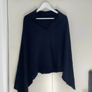 Svart poncho - Säljer en svart poncho. Enkel och stilren design som passar till mycket.