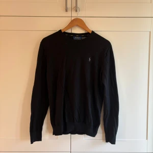 Ralph lauren tröja - Ralph lauren. Äkta. Använt då o då ett tag när jag först köpte det men inte använt nu i ett år. Köpt för 2500kr