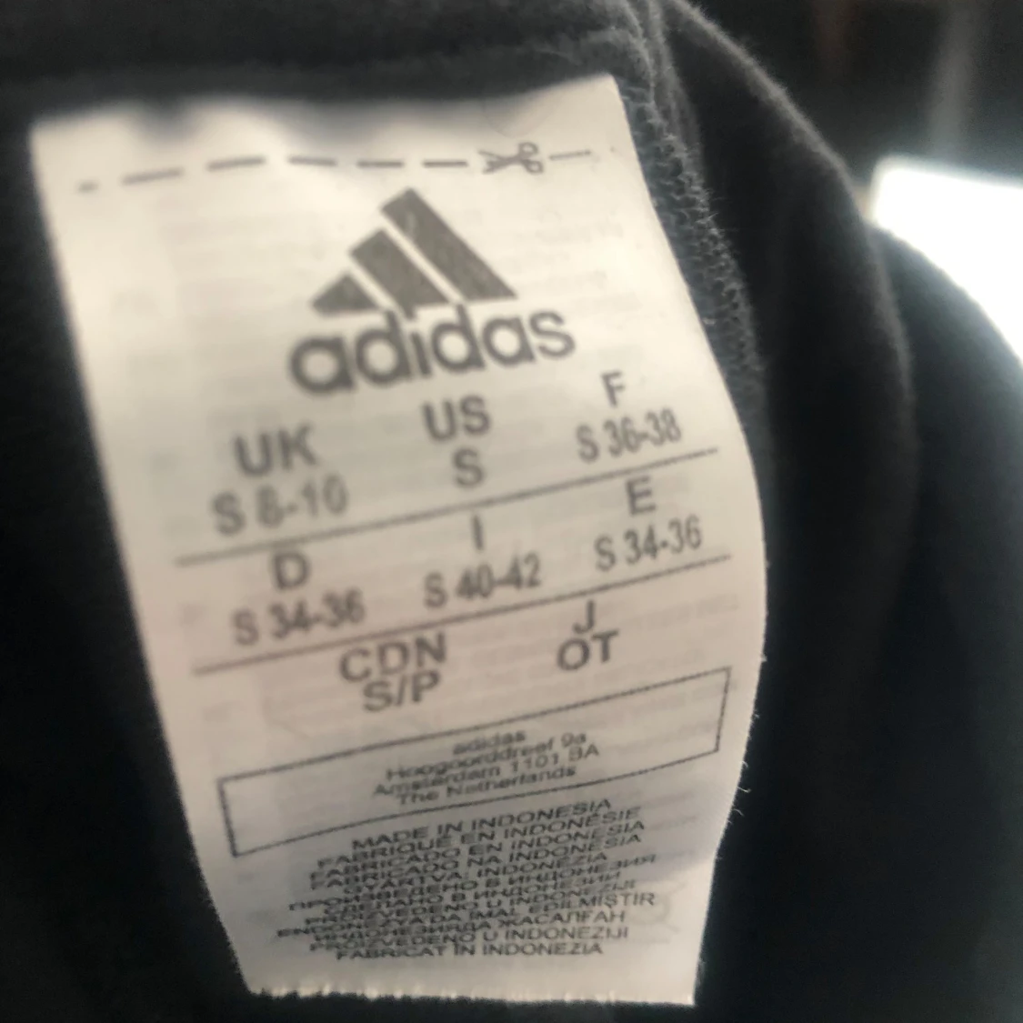 Svarta träningsbyxor från Adidas med kamouflagedetaljer - 4