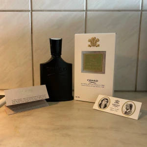 Creed Green Irish Tweed Eau de Parfum 100ml - Säljer en creed parfym som är helt ny förutom att jag har använt endast några få sprej. Jag behöver bli av med den eftersom jag ska flytta snart så priset kan diskuteras vid snabb affär 🤝