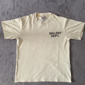 Gallery Dept. T-shirt - Storlek S. Inga skador, repor eller hål. Skriv för mer info! 