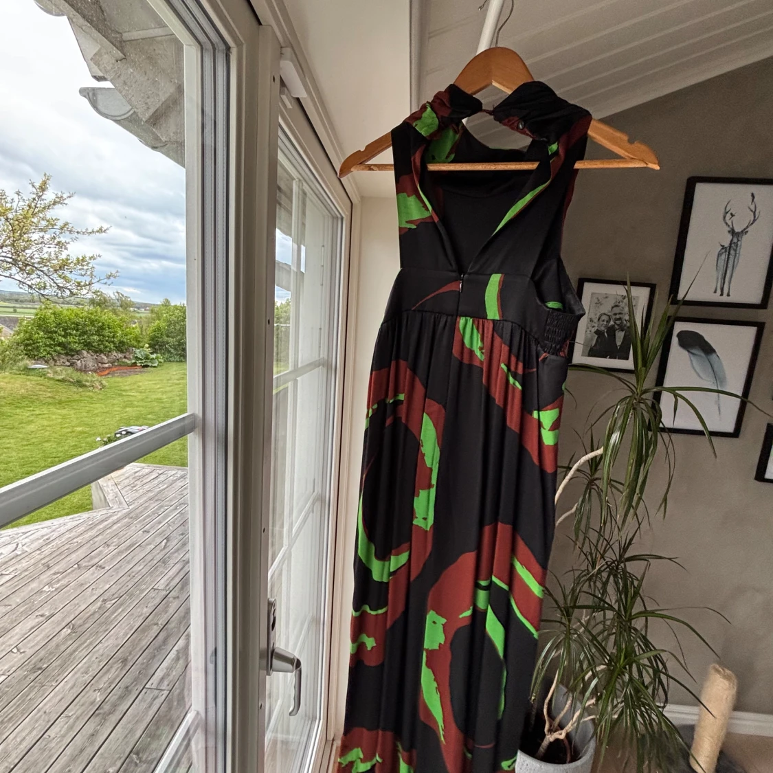 Svart långklänning med grönt och rött mönster från Rodebjer - 1