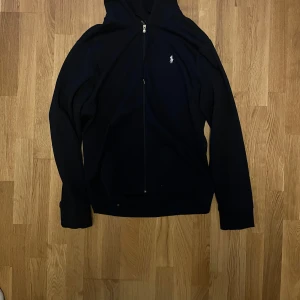 Ralph lauren flis - Helt ny ralph lauren flis utan prislapp eller förpackning. Säljer pga fel storlek.                                  Pris kan diskuteras!