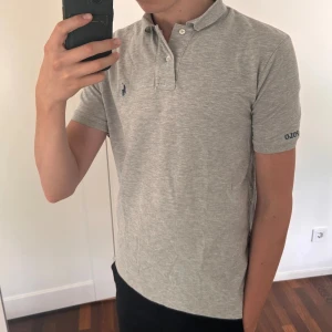 Ralph lauren pike - Skit snygg pike i super fint skick. Blå häst logga och sitter som en smäck! Storlek M. Näst intill aldrig använd och passar perfekt nu till sommaren!