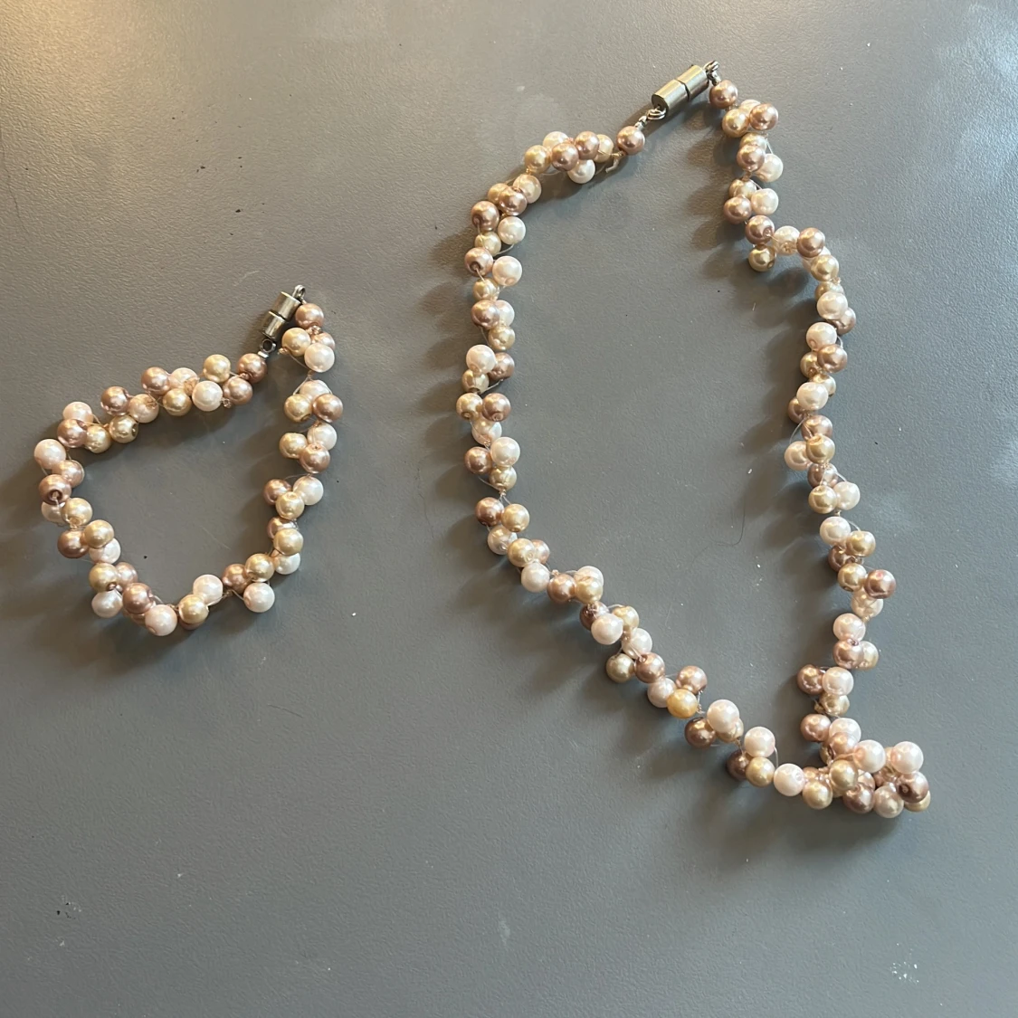 Pärlset halsband och armband i guld- och champagnefärg