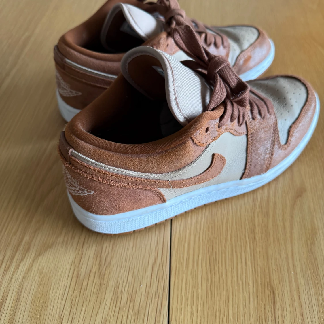 Nike Air Jordans Low i beige och rostbrun mocka
