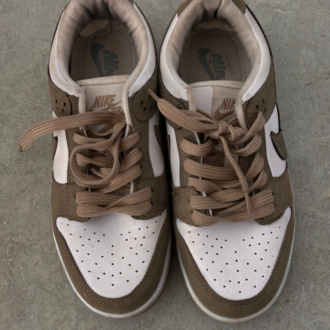 Nike Dunk i vitt och olivgrönt - 1