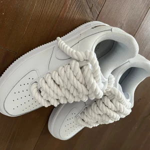 Nike airforce 1 med coola snören - Hej! Säljer mina nike airforce 1, helt nya inte ens använda en gång. Fick de i present men de var inte i min smak. Så säljer de till en som kan ta hand om de och använda de väl. Det är storlek
