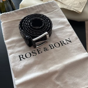 Rose & Born bälte  - Info från hemsidan. All our belts are handmade in Italy using the finest calf leather. This braided belt comes with a chrome buckle.  100% Braided calf leather Width 3,5 cm Silver buckle fastening 