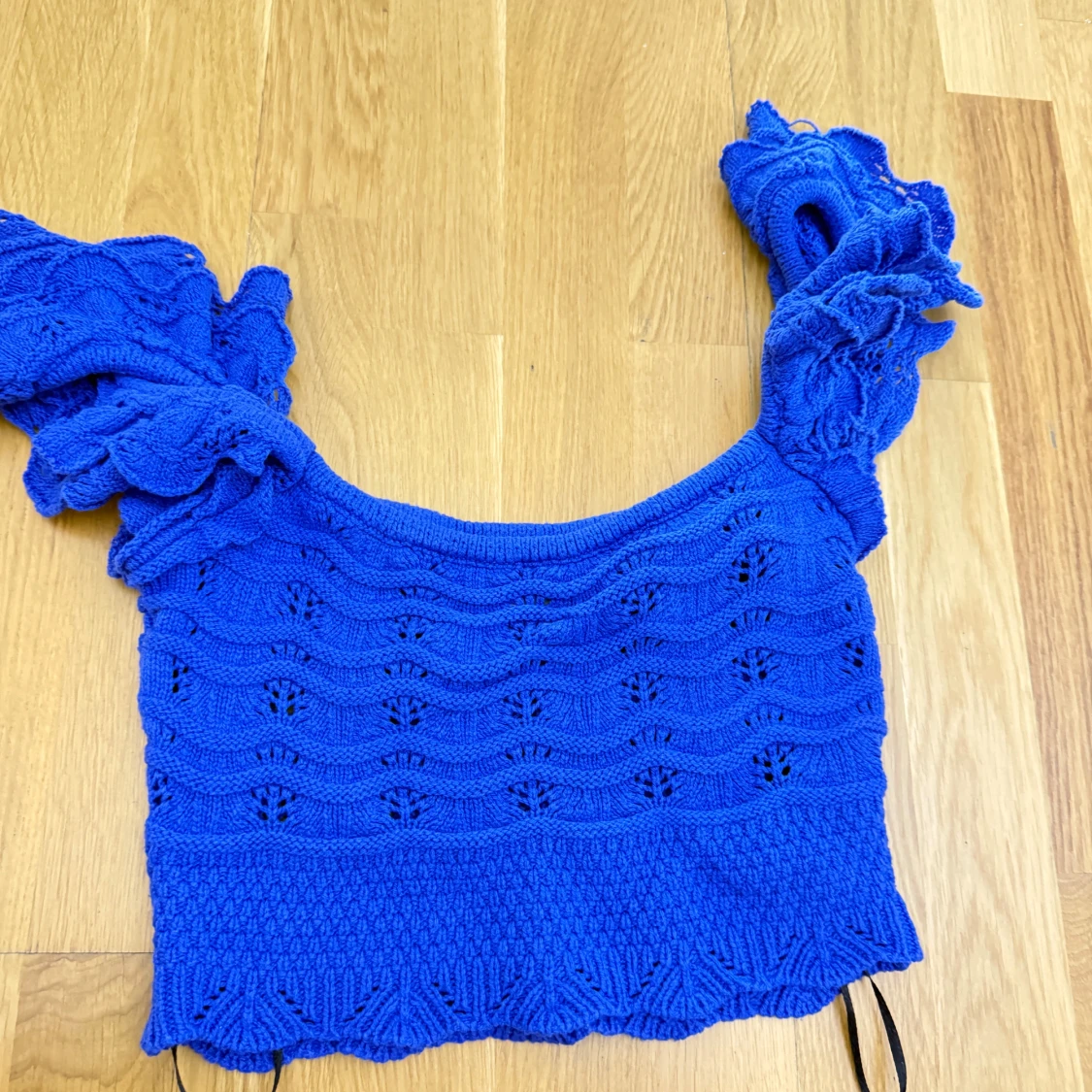 Blå stickad croppad topp med volangärmar