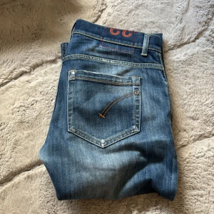Dondup George - Hej! Säljer nu ett par jeans från dondup! Det är modellen George, storlek 32.                     Slitningen vid skrevet är lagat! Kom med bud!