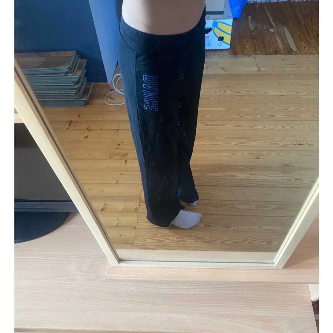 Svarta dansbyxor med blå DANCE print - 1