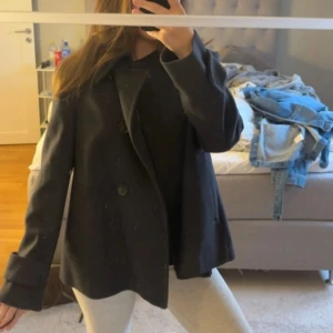 Kort kappa - Säljer en superfin kort kappa som är använd några gånger den är i fint skick och har inga defekter🫶🏼🫶🏼jackan är i storlek L och jag har igentligen storlek S så jackan passar för dig som har storlek S också!!
