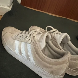Beige adidas sneakers - Säljer ett par beigea adidas sneakers