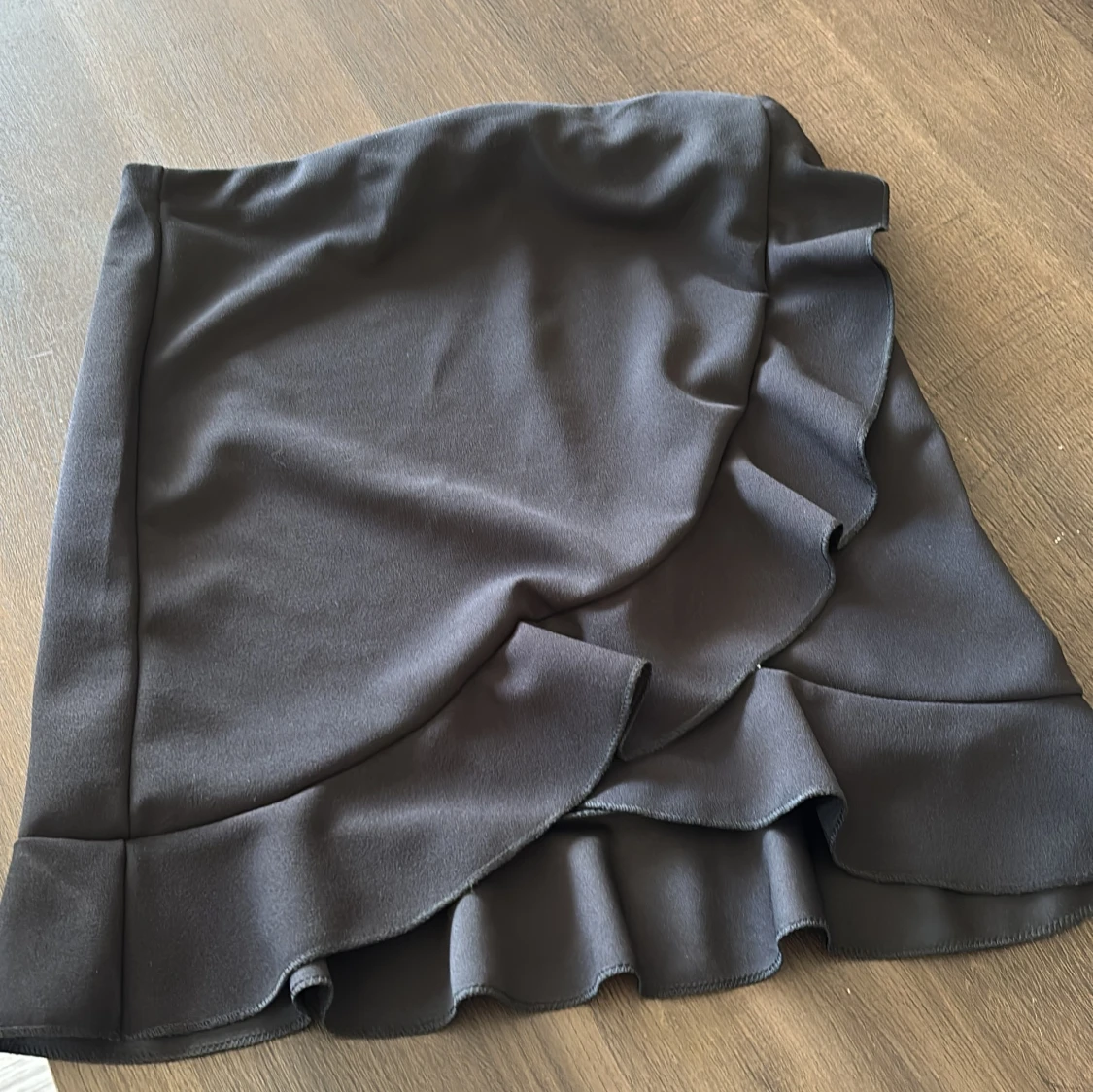 Svart volangkjol från NLY ONE