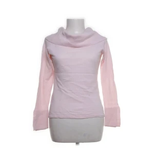 tröja - rosa off-shoulder tröja med slits på ärmarna, fint skick. Står ingen storlek men passar xs/s