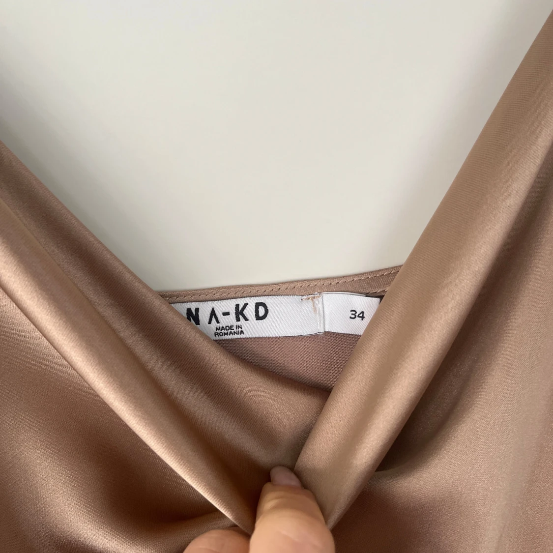 Champagnefärgad långklänning från NA-KD - 1