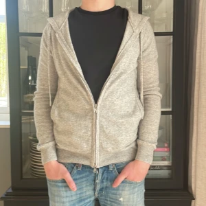 Kashmir zip hoodie - En mycket snygg zip hoodie i Kashmir från märket S&T Studios i storlek XS! Hoodien är i mycket bra skick utan några större defekter! Skick: 9/10! Nypris: 1799kr! Mitt pris: 699kr! Hör av dig vid minsta lilla intresse!