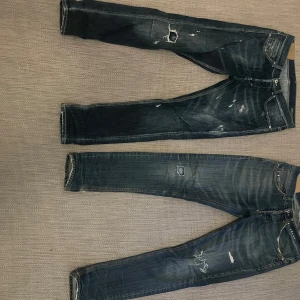 2 Dondup George (paket) - 2 par Dondup George, storlek 33 och 32. Båda finns att köpa separat och bättre beskrivningar och bilder finns där. Billagare att köpa i paket!