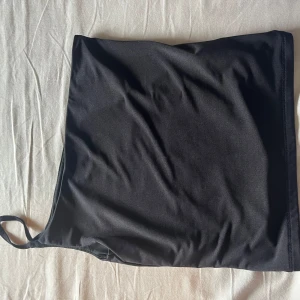 Svart linnetopp från Bik Bok - Säljer en svart linnetopp från Bik Bok med smala axelband. Toppen har en enkel och stilren design, perfekt att matcha med olika outfits. Materialet känns mjukt och följsamt vilket gör att den sitter sååå fint